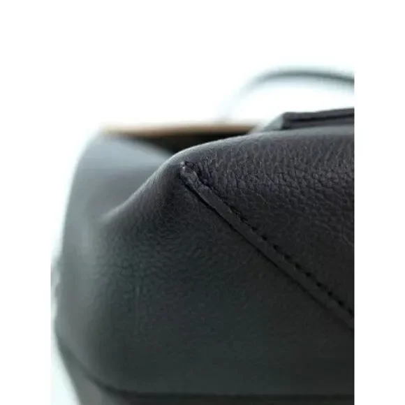 Louis Vuitton Lock Me MM Handbag - Picture 3 of 9